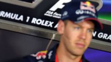 El australiano Mark Webber y el alem&aacute;n Sebastian Vettel pilotos de Red Bull durante la rueda de prensa de pilotos en Melbourne.