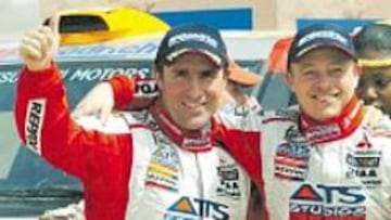 <b>TODO UN LÍDER. </b>Peterhansel, pulgar arriba, con su copiloto Cottret.