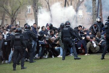 Varios centenares de seguidores radicales del Olympique Lyon se han concentrado en la plaza Artós de Barcelona desde donde se dirigirán al Camp Nou para presenciar el partido de vuelta de octavos de final de la Liga de Campeones donde los franceses se enfrentarán al FC Barcelona.