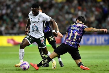  John Mendoza (L) of Leon fights for the ball with Victor Davila (R) of America during the 11th round match between Leon and America as part of the Liga BBVA MX, Torneo Apertura 2024 at Nou Camp  Stadium on October 05, 2024 in Leon, Guanajuato, Mexico.