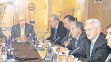 <b>EL JUEVES, NUEVA JUNTA DIRECTIVA</b>. Todos los detalles de esta renuncia a acudir a las Elecciones quedarán apuntalados en la Junta que ha convocado para este jueves en el Bernabéu Luis Gómez Montejano. Será la cuarta convocatoria del sucesor de Fernando Martín.