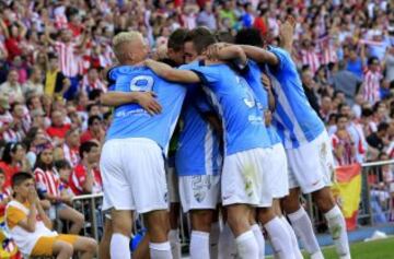 Los jugadores del Málaga celebran el gol marcado por su compañero Samuel. 0-1.