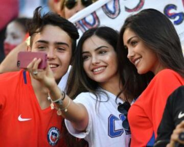 Supporters of Chile make a selfie before a Copa America Centenario football match against Argentina in Santa Clara, California, United States, on June 6, 2016.  / AFP PHOTO / JOSH EDELSON