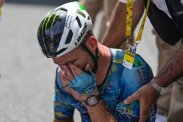 El ciclista nacido en la Isla de Man ha abandonado el Tour de Francia tras romperse la clavícula en una durísima caída durante la octava etapa. A 63 km de meta, y cuando iba a 44,9 km/h, el británico se fue al suelo y tuvo que abandonar.