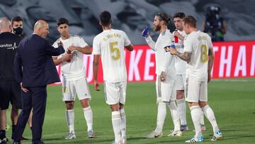GRAF6655. MADRID, 24/06/2020.- El técnico francés del Real Madrid, Zinedine Zidane, aprovecha el tiempo de hidratación para realizar algunas indicaciones a los jugadores del equipo blanco, durante el encuentro correspondiente a la jornada 31 de primera di