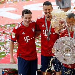 Con trofeo y cerveza en mano Bayern y James celebran el título
