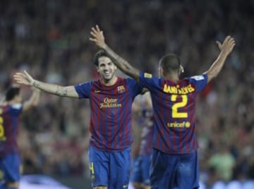 Alves celebra el título obtenido junto a Cesc Fabregas, recién llegado al equipo blaugrana.