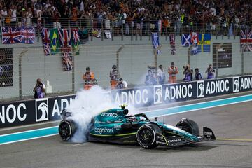 Sebastian Vettel de Aston Martin se despide de sus seguidores haciendo unos donuts tras finalizar la última carrera de F1 de su carrera en el Gran Premio de Fórmula Uno de Abu Dhabi en el Circuito Yas Marina de Abu Dabi.