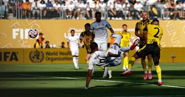 Perfecto centro de Arda Güler para encontrar a Mbappé en el segundo palo, que, con un remate acrobático, sentencia el choque. Además, gesto del crack francés con su dedicatoria a Diogo Jota.