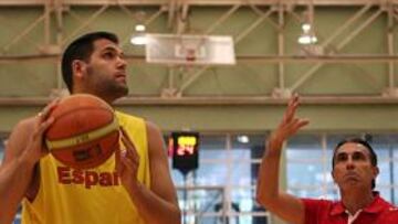 <b>TRABAJO. </b>Scariolo da instrucciones a Reyes en el ensayo de ayer.