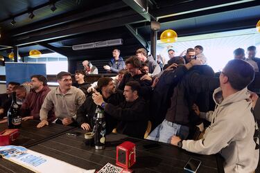 Los jugadores del CF Talavera tras conocer que se enfrentarán al Real Madrid en los dieciseisavos de final de la Copa del Rey.
