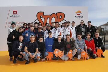 Foto de grupo con los pilotos Repsol.