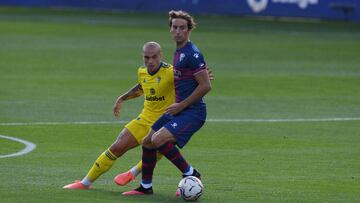 HUESCA, SPAIN - SEPTEMBER 20: Jorge Pombo of Cadiz CF is challenged by Pedro Mosquera of SD Huesca during the La Liga Santander match between SD Huesca and Cadiz CF at Estadio El Alcoraz on September 20, 2020 in Huesca, Spain. (Photo by Alex Caparros/Gett