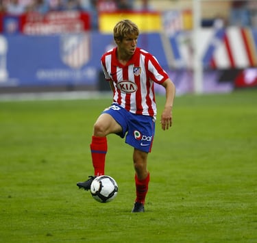 Se formó en  las categorías inferiores del Atlético de Madrid. Hizo su debut con el primer equipo en Primera División el 12 de septiembre de 2009. Después de varias cesiones no renueva el contrato en 2011.
