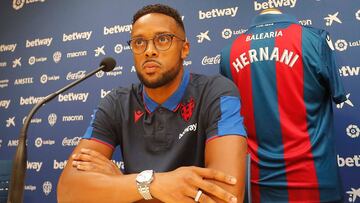 Hernani durante su presentación con el Levante.