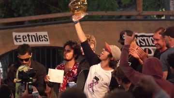 Danny Le&oacute;n mir&aacute;ndose el trofeo de campe&oacute;n de la Mystic Sk9 Cup de Praga, el evento de skate m&aacute;s longevo de Europa, en 2017.