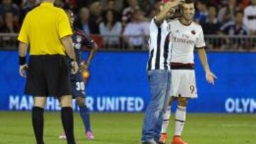 Un espont&aacute;neo se hace un &#039;selfie&#039; con El Shaarawy en pleno partido.