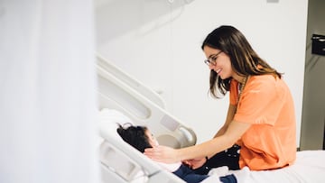Niño en un hospital, acompañado de una enfermera