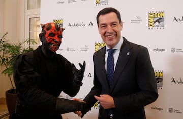 El presidente de la Junta de Andaluca, Juanma Moreno (d) durante la presentacin de la San Diego Comic-Con.  