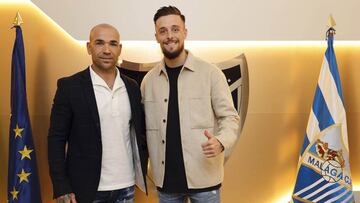 Manolo Gaspar y Genaro Rodr&iacute;guez posan tras la renovaci&oacute;n del jugador.