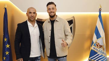 Manolo Gaspar y Genaro Rodr&iacute;guez posan tras la renovaci&oacute;n del jugador.