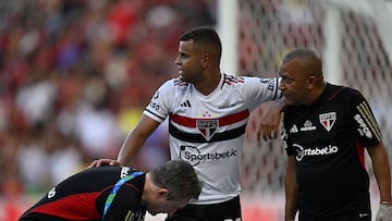 Sao Paulo's forward Alisson (C) gestures as he is assisted and leaves the field after an injury during the Copa do Brasil final first leg football match between Flamengo and Sao Paulo at Maracana Stadium in Rio de Janeiro, Brazil, on September 17, 2023. (Photo by MAURO PIMENTEL / AFP)