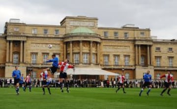 Partido entre los clubes de aficionados Polytechnic FC (azul) y el Civil Service FC en los jardines del Buckingham Palace.