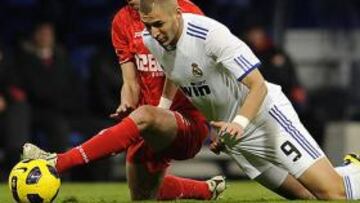 <b>SIGUE NEGADO. </b>Navarro frenó a Benzema el pasado domingo. El delantero francés no tuvo su noche.