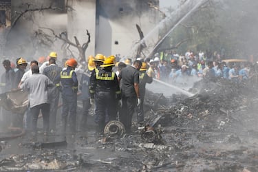 Los bomberos trabajan para apagar los restos humeantes en el lugar donde se estrelló un avión Boeing 787 Dreamliner de Air India en Ahmedabad, India.