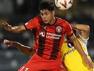 Belgrade (Serbia), 03/10/2024.- Maccabi's Hisham Layous (R) in action against Midtjylland's Dario Osorio during the UEFA Europa League match between Maccabi Tel Aviv FC and Midtjylland in Belgrade, Serbia, 03 October 2024. (Belgrado) EFE/EPA/ANDREJ CUKIC