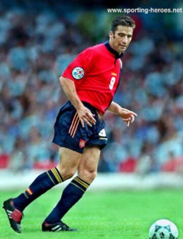 En la selección española jugó dos partidos en la Eurocopa de 1996, en la que España llegó a cuartos de final.