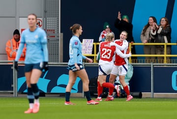 Soccer Football - Women's Super League - Manchester City v Arsenal - Manchester City Academy Stadiu, Manchester, Britain - February 2, 2025 Arsenal's Mariona Caldentey celebrates scoring their first goal with Alessia Russo Action Images via Reuters/Andrew Boyers