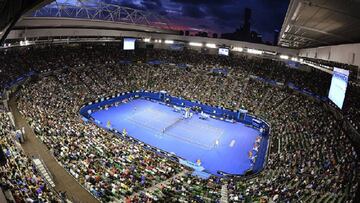 The sun sets over the men's singles match between David Ferrer of Spain and Marcos Baghdatis of Cyprus at the Australian Open tennis tournament in Melbourne January 18, 2013. REUTERS/Toby Melville (AUSTRALIA - Tags: SPORT TENNIS)