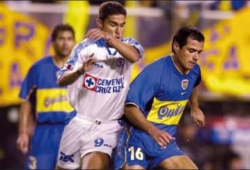 En la Copa Libertadores los equipos mexicanos también han obtenido resultados sorpresivos. En 2001 el Cruz Azul se instaló en la gran final de este torneo y su rival fue el histórico Boca Juniors. Tras caer en la ida en el Estadio Azteca, la Máquina estaba obligada a sacar un buen resultado en la 'Bombonera'. Ante todos los pronósticos Palencia anotó el gol del triunfo para los celestes para mandar a penales, instancia en la que perdieron.