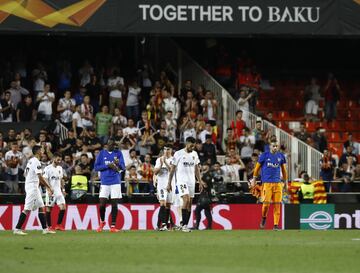Los jugadores del Valencia desolados tras la eliminaci¨®n.