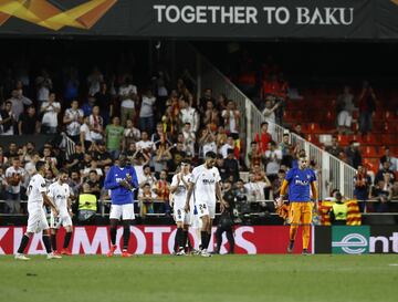 Los jugadores del Valencia desolados tras la eliminación.