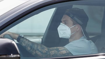 Kroos, llegando a Valdebebas con mascarilla.
