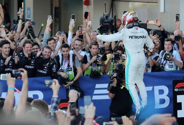 El piloto británico celebra su victoria en Sochi.