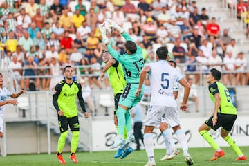 José Antonio Caro ganando un duelo aéreo a Marc Roca.