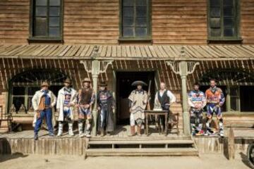 Eduard Nikolaev, Cyril Despres, Marc Coma, Carlos Sáinz, Nasser Al-Attiyah, Vladimir Chagin, Francisco Chaleco López y Rubén Faria durante un reportaje de Red Bull en el Far West de Almería.