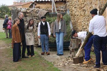 Los Reyes, la princesa Leonor y la Infanta Sofía durante el acto de entrega del Premio al 'Pueblo Ejemplar' de Asturias 2025 a Valdesoto.