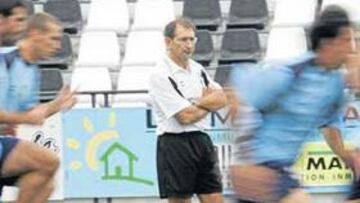 <b>ESTRENO EN EL MUNICIPAL. </b>Castro Santos, ayer, durante la sesión matinal de trabajo en Vecindario.