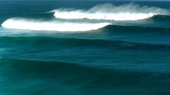 Varios windsurfistas se enfrentan a las olas y el viento de la borrasca Teresa