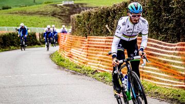 Alaphilippe, durante un entrenamiento con el maillot arco&iacute;ris.