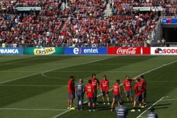 La selección chilena entrenó ante los hinchas en el Estadio Nacional, iniciativa para ayudar a Tocopilla.