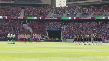 Los jugadores del Atlético de Madrid guardan un minuto de silencio en memoria de las víctimas del terremoto que el pasado martes asoló la capital mexicana, antes del inicio del partido ante el Sevilla, correspondiente a sexta jornada de LaLiga Santander disputado hoy en el estadio Wanda Metropolitano.