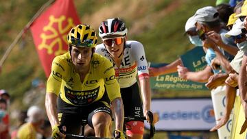 Primoz Roglic y Tadej Pogacar llegan a la cima del Puy Mary - Pas de Peyrol en el Tour de Francia 2020.
