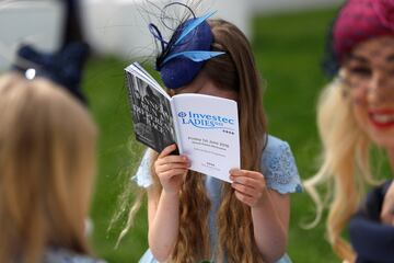 Baile de sombreros en el "Ladies Day" de Epsom