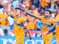 Juan Brunetta y Ángel Correa celebrando un gol con Tigres.