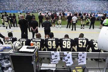 Varios jugadores de los Saints permanecieron sentados durante el himno.